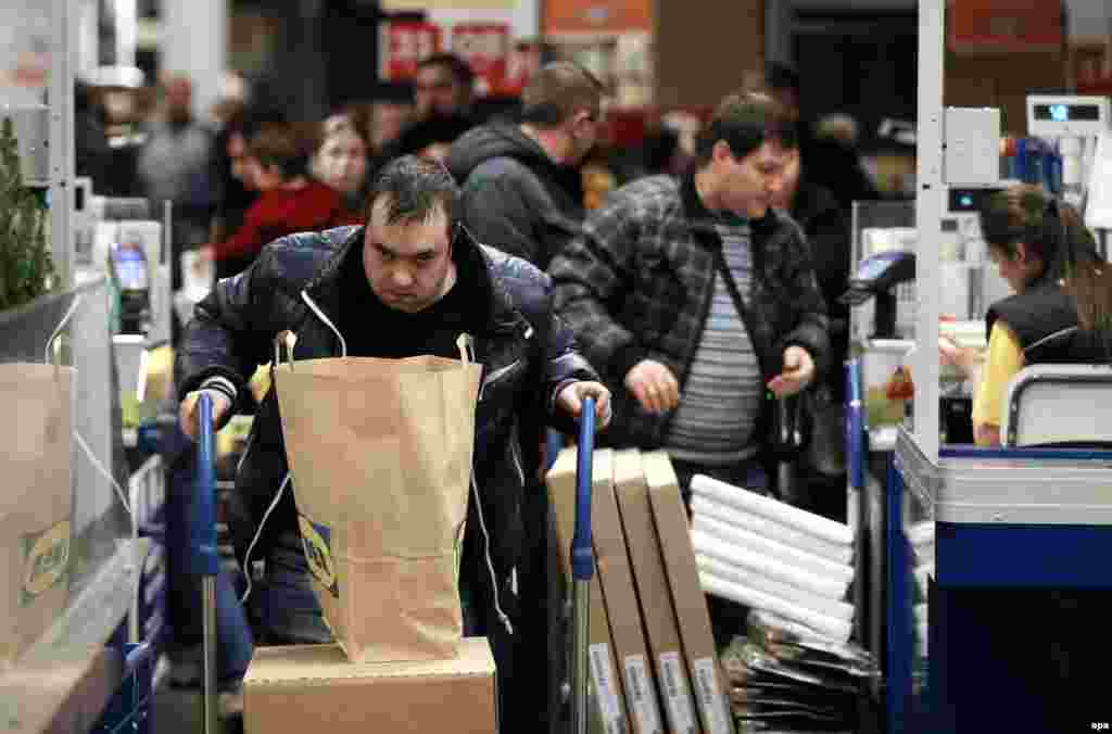 Moscow residents buy goods in an IKEA store in Moscow amid a currency crisis on December 19. (epa/Yuri Kochetkov) 
