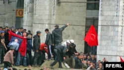 Imagine a protestelor de la Bișkek