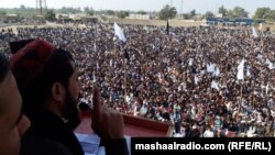 ارشیف، په کراچۍ ښار کې د د پښتون ژغورنې د غورځنګ د یوې جلسې انځور چې د دغه غورځنګ مشر منظور پشتین ورته وینا کوي