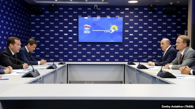 Дмитро Медведєв (крайній праворуч) і Віктор Медведчук (крайній ліворуч) на зустрічі в Москві, 10 липня 2019 року