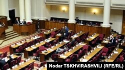 Согласно конституционным поправкам, в парламент Грузии теперь получит возможность попасть молодой человек, не закончив вуза