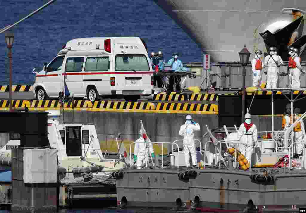 Міністр охорони здоров&rsquo;я Японії Кацунобу Като 5 лютого повідомив, що всі 3,7 тисячі людей на борту лайнера перебуватимуть там на карантині до 14 днів. Тих, у кого виявили вірус, перевели до лікарні
