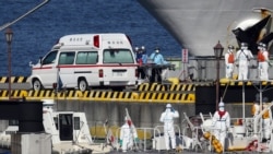 Медики швидкої допомоги та берегової охорони Японії у захисному спорядженні готуються до транспортування заражених пасажирів, які перебували на борту круїзного лайнера Diamond Princess, у порту Йокогама, 5 лютого 2020 року