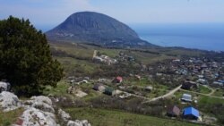 Скала Красный Камень и село Краснокаменка (внизу) на Южном берегу Крыма