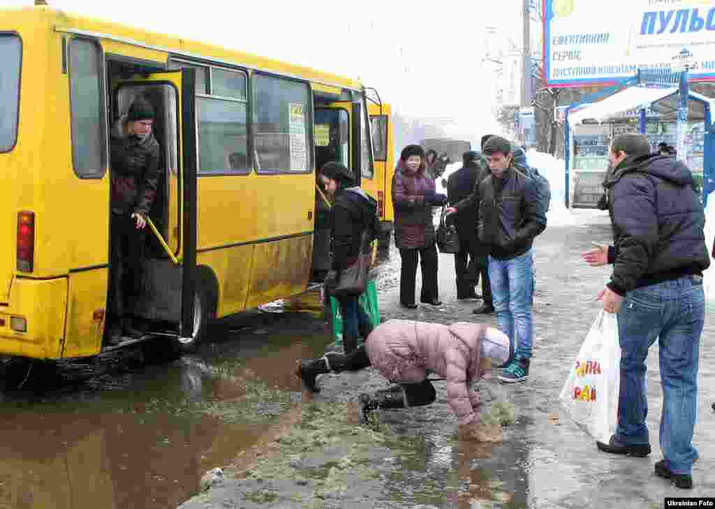 Дівчина падає в калюжу, Київ, 30 березня 2013 року.