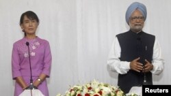 Aung San Suu Kyi meets with Indian Prime Minister Manmohan Singh in Yangon on May 29.