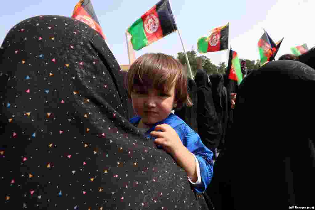 Afghanistan&#39;s Hazara community rally to demand that the government bring security and stability to the country, in Herat on September 13. (epa-efe/Jalil Rezayee)