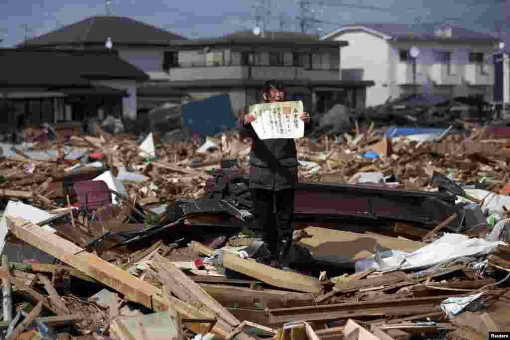 Yasuyoshi Chiba (Japonia) laureată pentru seria ei de fotografii &quot;Aftermath of the Tsunami&quot;. 