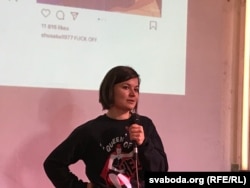 Залина Маршенкулова ведет лекцию в Беларуси