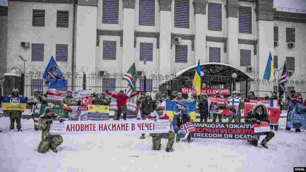 Чеченцы и грузины пришли под посольство России с требованием остановить насилие в Чеченской республике