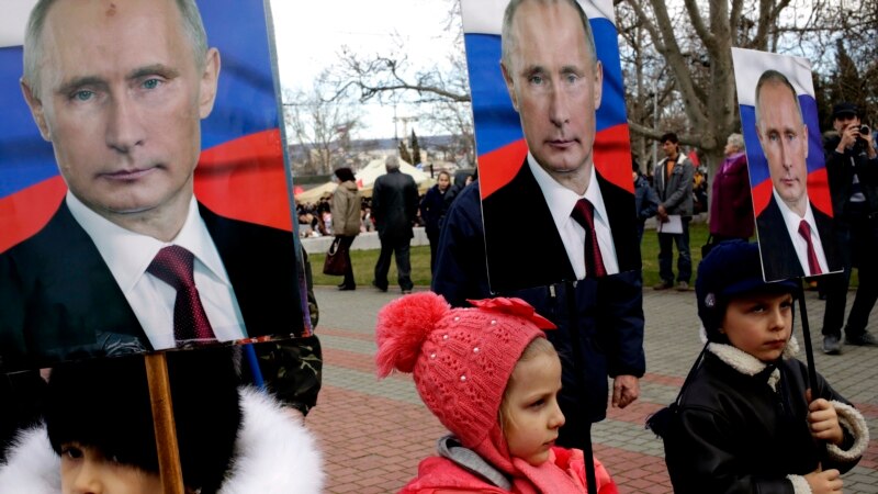 Россия: родителей учеников пензенской школы попросили купить портреты Путина 