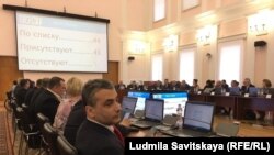 Лев Шлосберг на заседании Заксобрания в Пскове