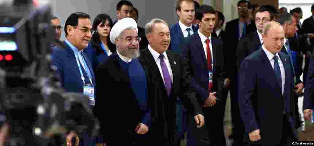 Президент Ирана Хасан Роухани (второй слева) и президент Казахстана Нурсултан Назарбаев (третий слева), президент России Владимир Путин (справа) на саммитах в Уфе. 9 июля 2015 года.