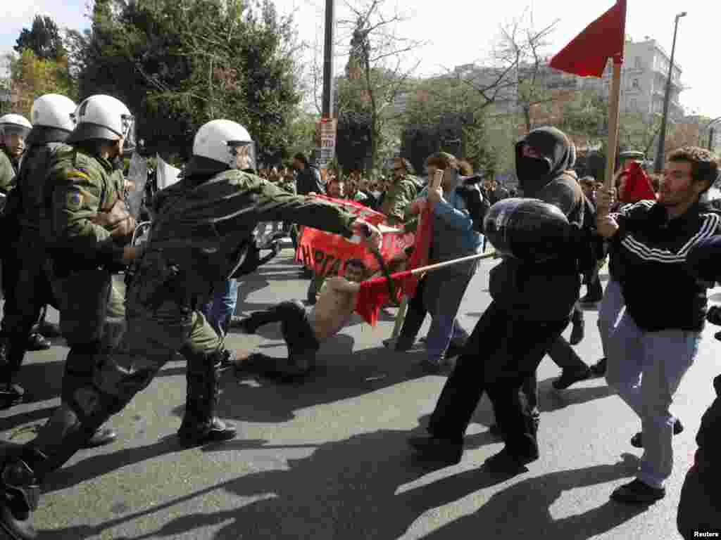 В Греции сегодня, в день всеобщей забастовки, проходят массовые акции социального протеста. В Афинах более 20 тысяч демонстрантов прошли маршем к зданию парламента. Группы радикалов забрасывали полицейских камнями, в ответ полиция применила слезоточивый газ.