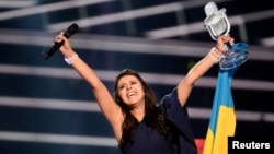جمالا با پرچم اوکراین و جام پیروزی