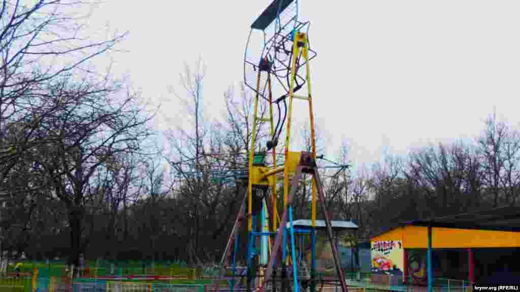 Керчани у соціальних мережах дивуються: чому міська набережна перебуває у настільки жалюгідному стані, адже не за горами курортний сезон. Занедбана територія зі зламаними атракціонами навряд чи привабить туристів, а інших місць для відпочинку в Керчі практично немає