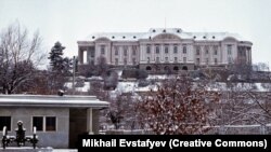 1979 жылы СССР басшылығының бұйрығымен өлтірілген Ауғанстан билеушісі Хафизулла Әминнің резиденциясы болған Кабулдағы Тәж-Бек сарайы. 1987 жылы түсірілген сурет.