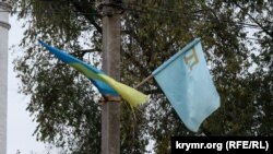 Украинский и крымскотатарский флаги в центре Новоалексеевки