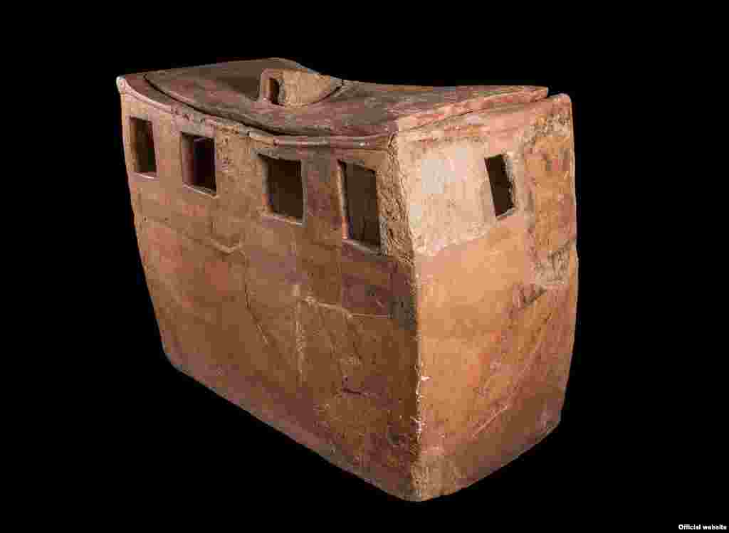 Modelul unei case din epoca neolitică. Sang-e Chakhmaq East, mileniul al VI-lea î.e.n. Ceramică, Teheran, National Museum of Iran