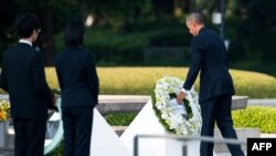 Presidenti amerikan, Barack Obama, vendos kurora lulesh në memorialin në Hiroshimë, 27 maj 2016