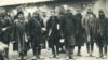 Invalizi români reveniți în țară din lagărele germane. Sursa: Expoziția Marele Război, 1914-1918, Muzeul Național de Istoie a României