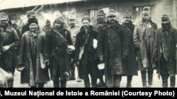 Invalizi români reveniți în țară din lagărele germane. Sursa: Expoziția Marele Război, 1914-1918, Muzeul Național de Istoie a României