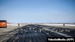 Ռուսաստան - Օդանավից թափված ոսկու ձուլակտորները թռիչքուղու վրա, Յակուտսկ, 15-ը մարտի, 2015թ․
