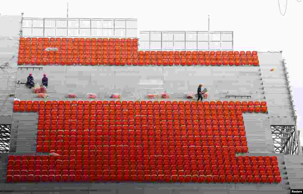 Будаўнічыя працы на стадыёне Кацярынбург-Арэна, дзе будуць праходзіць матчы футбольнага Чэмпіянату сьвету 2018 году. (Reuters)