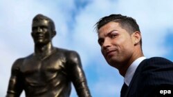 Cristiano Ronaldo öz heykəlinin yanında