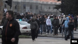 Насилни протести во Скопје на 16 април по петкратното убиство во Смиљковци.