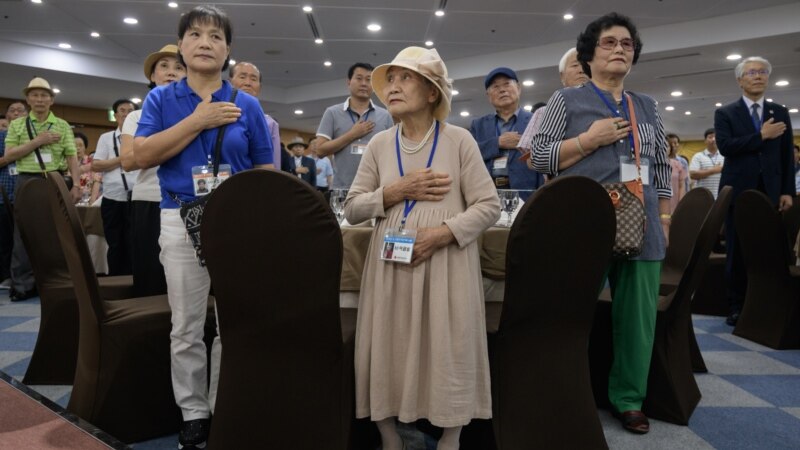 Banorët e dy Koreve takojnë familjarët e ndarë nga lufta