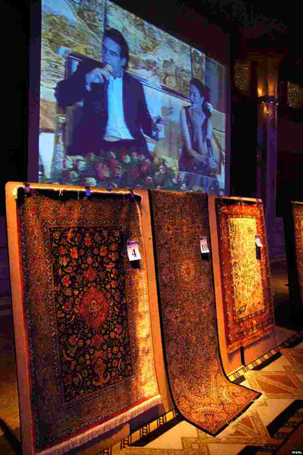 قطعه فرش هایی برای فروش و گردآوری کمک مالی برای ادامه راه ایرانیکا.