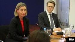 Високата претставничка за надворешна и безбедносна политика на ЕУ Федерика Могеринии амбасадорот на ЕУ, Самоил Жбогар. 