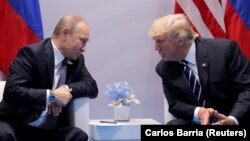 Ресей президенті Владимир Путин (сол жақта) мен АҚШ президенті Дональд Трамптың G20 саммиті аясындағы жүздесуі. Гамбург, 7 маусым 2018 жыл.