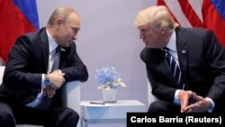 Президент США Дональд Трамп (праворуч) і президент Росії Володимир Путін під час двосторонньої зустрічі на саміті «Групи двадцяти» (G20). Німеччина, Гамбург, 7 липня 2017 року