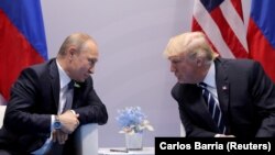 Президент США Дональд Трамп (праворуч) і президент Росії Володимир Путін під час двосторонньої зустрічі на саміті «Групи двадцяти» (G20)