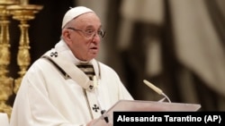 Suveranul pontif Francisc citind un mesaj papal în Basilica Sf. Petru la Vatican, 2018 