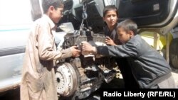 سه تن از کودکانی که روی یک ماشین سنگین وزن کار می کنند 