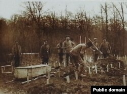 Înmormîntarea unui prizonier român