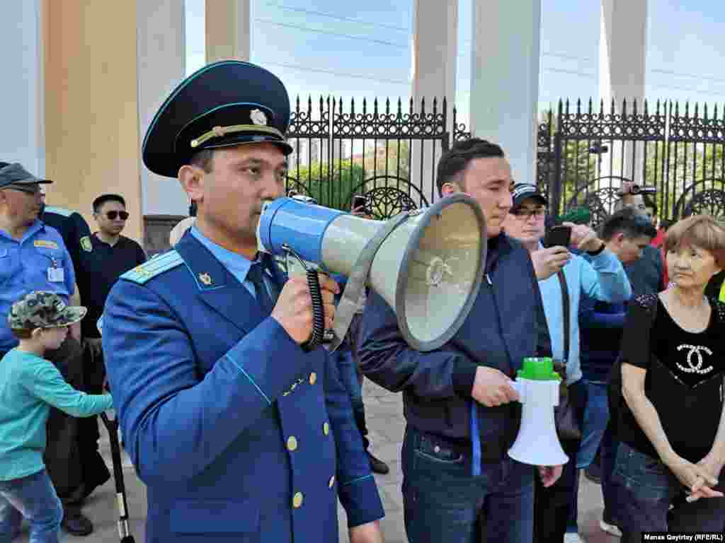 Прокурор предупреждает протестующих об ответственности и просит разойтись. Алматы, 1 мая 2019 года.&nbsp;