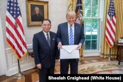 Кім Йон Чхоль і Дональд Трамп із листом від Кім Чен Ина, Білий дім, Вашингтон, 1 червня 2018 року
