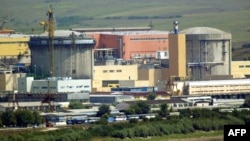Centrala nucleară de la Cernavodă, fotografiată în 2003. Cu un an înainte, premierul de atunci, Adrian Năstase, înființase o comisie ministerială pentru reluarea lucrărilor la Unitatea 3 și 4.
