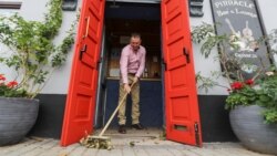 Priprema za otvaranje paba u Donardu u Irskoj, 10. septembar 2020.