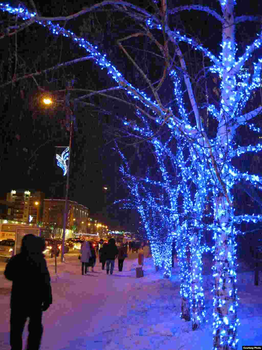 Республика және Кенесары көшелерінің қиылысы. Астана, 27 желтоқсан 2012 жыл. Суретті түсірген Өркен Жоямерген.