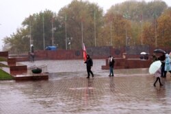 Адкрыцьця мітынгу ўдзельнікі чакалі пад дажджом