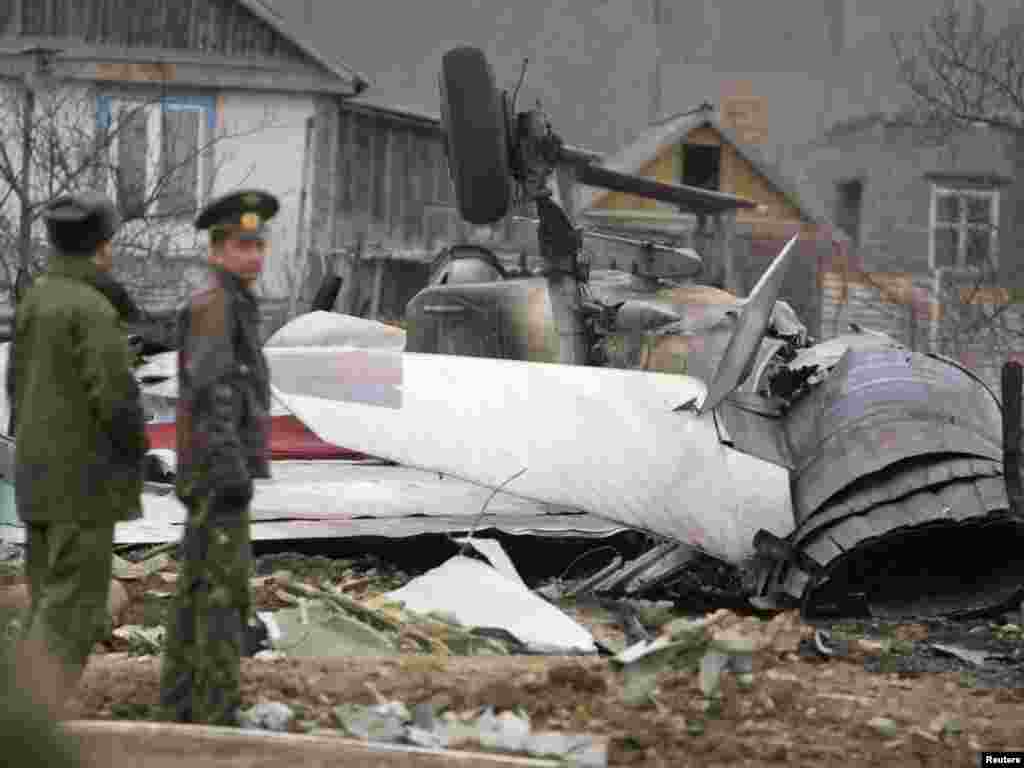 Уламки російського винищувача Су-27, що розбився за 40 кілометрів від Владивостока, 6 квітня. Пілотові вдалося катапультуватися. Photo by Sergei Eliseev for REUTERS