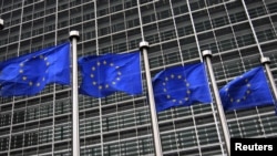 Иллюстративное фото. Флаги Евросоюза у здания Еврокомиссии в Брюсселе. 