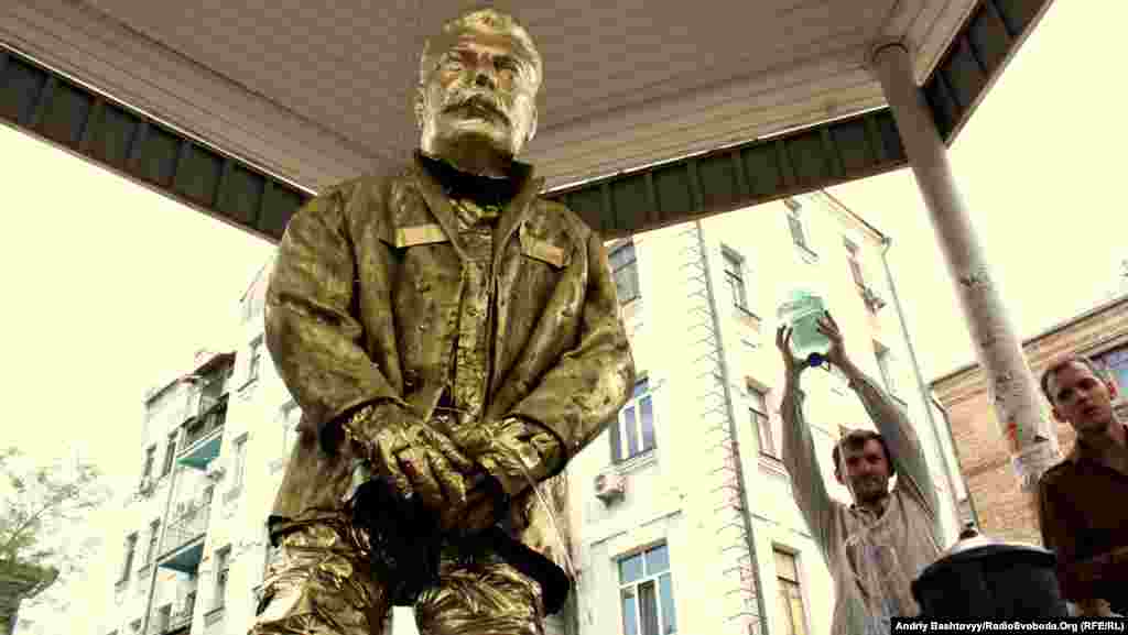 На Подолі у Києві активісти партії &laquo;Братство&raquo; поставили пам&rsquo;ятник Йосипові Сталіну.&nbsp;