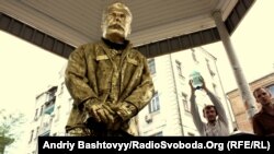 «Вождь зі спущеними штанами» простояв у подільському бюветі близько 15 хвилин