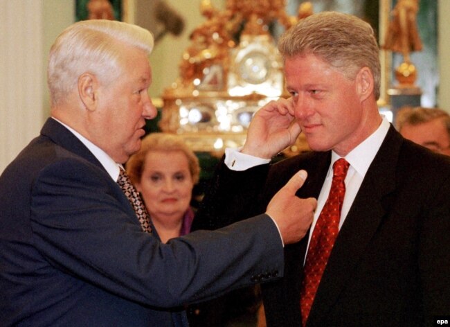 Ish-presidenti amerikan, Bill Clinton (djathtas) dhe homologu i tij rus, Boris Yeltsin në Kremlin. 1 shtator 1998.